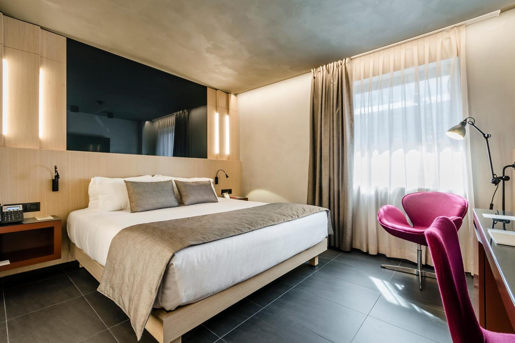 Two Connecting Double Rooms,728277886:JPEG